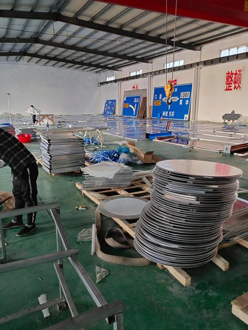 道路安全的默默守护者 解析定制交通标志牌的制造工艺与应用价值