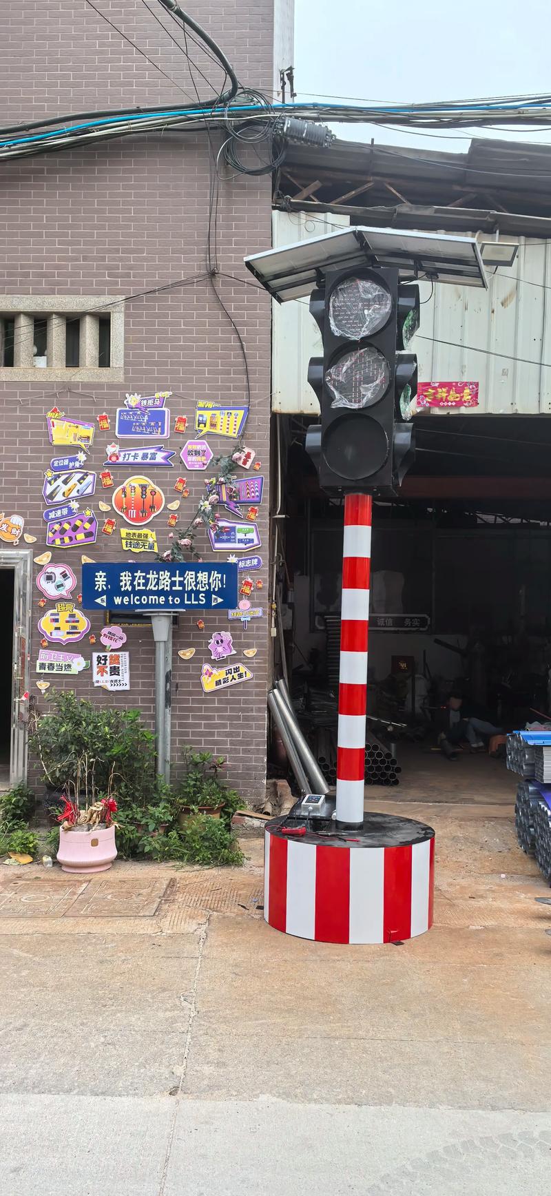 专业交通设施厂家.太阳能警示柱,led标志牌,铝合金定位器